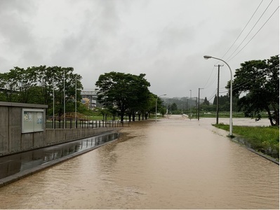 体育館前道路冠水